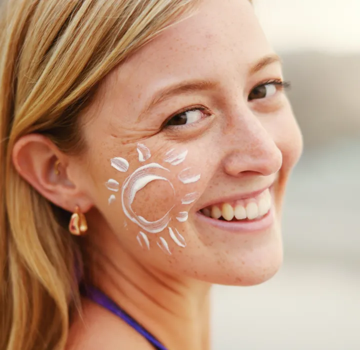 beaute-femme-peau-creme-soleil-protection