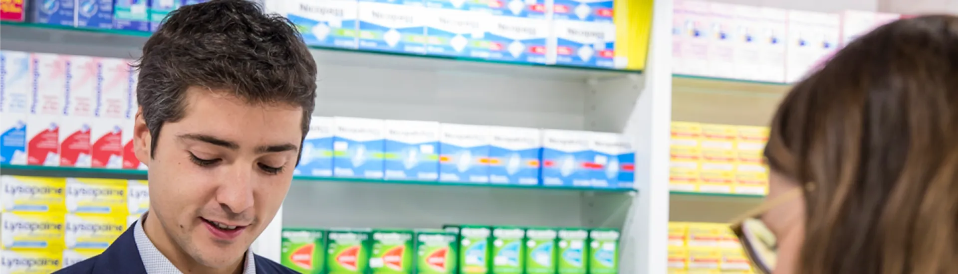 pharmacien-alphega-comptoir