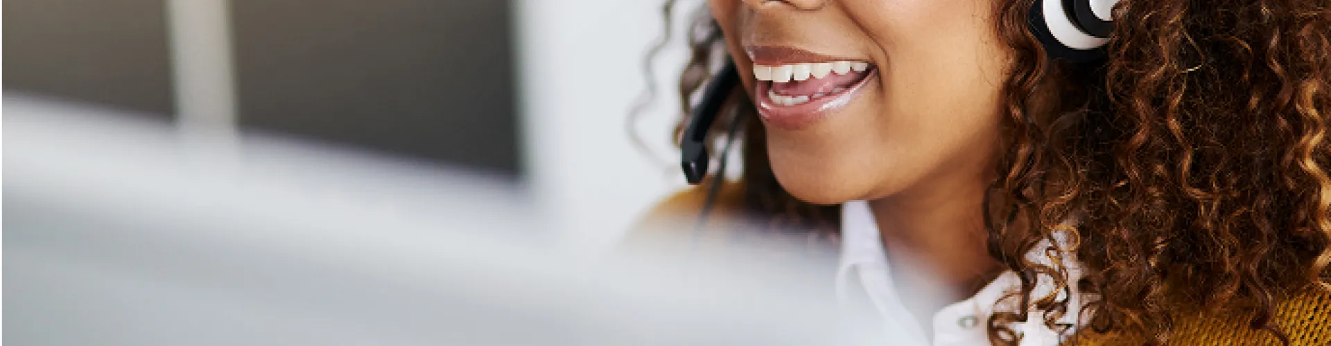 femme-service-client-téléphone